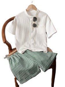 Ensemble décontracté printemps-été pour enfants, nouveau, confortable et élégant, avec T-shirt à rayures ondulées et short à rayures vertes à revers - Product Image 3