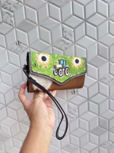 Nuevo y Moderno Bolso de Mano de Cuero Repujado a Mano con Bordado de Corazón en Piel con Pelo, Cartera Bohemia Elegante con Correa para Uso Diario - Product Image 1