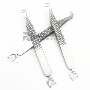 Pince à cils RMI en acier inoxydable avec poignée diamantée et design personnalisé en forme de cœur - Product Image 2