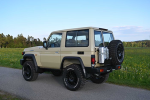 Toyota Land Cruiser GRJ71 4.0 V6 5 Velocidades, Todoterreno, Diésel/Gasolina, 4x4, Vehículo de Exportación - Product Image 2