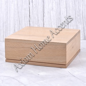 Urne funéraire en bois de style américain rustique, faite à la main, finition naturelle, design traditionnel pour commémoration d'un adulte par Axiom Home Accents - Product Image 3