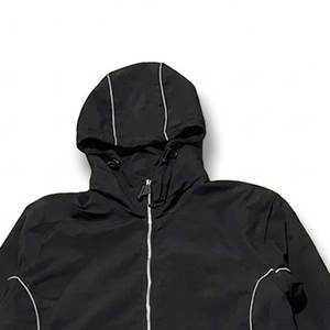 Nouvel ensemble de pantalons coupe-vent en nylon noir pour homme avec logo personnalisé et empiècements, respirant et élégant pour l'été, style streetwear - Product Image 6