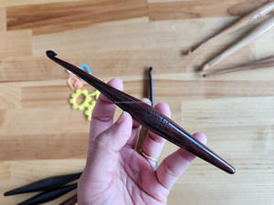 Crochets à tricoter en bois faits à la main, matériaux écologiques, durables, prise en main confortable, parfaits pour les amateurs de tricot et les cadeaux - Product Image 4