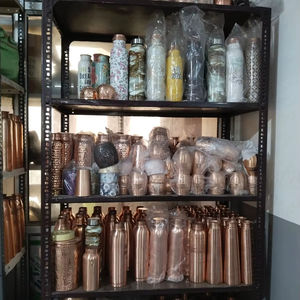 Botella de agua clásica de cobre con acabado mate grabado y martillado, ecológica, reutilizable, juego de regalo premium para uso corporativo y doméstico. - Product Image 6