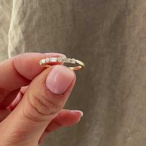 Bagues de mariage en or massif 14K 18K avec diamants multi-tailles, sertissage alterné rond et baguette, demi-éternité empilable, vente en gros - Product Image 4