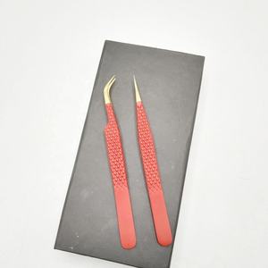 Pince à épiler pour extensions de cils en acier inoxydable avec pointe plaquée or plasma et revêtement en poudre rouge, avec pointe en fibre / emballage en boîte carton - Product Image 3