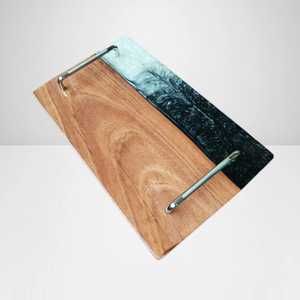 Plateau de service en bois d'acacia à bords naturels et résine époxy avec poignées métalliques de qualité supérieure pour cuisine et salon contemporains - Product Image 4