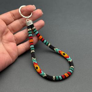 Porte-clés de poignet tendance fait main pour femme avec perles et motif géométrique noir, rouge, turquoise, orange, jaune, blanc, avec anneau en argent - Product Image 3