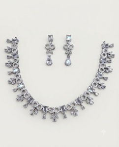 Parure de collier double cercle de créateur avec diamants américains, pierres rectangulaires, pendentifs feuille marquise et boucles d'oreilles assorties pour les soirées - Product Image 1