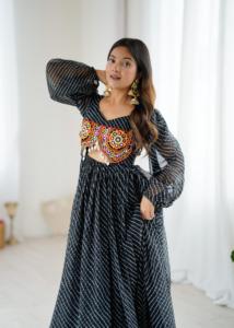 Vestido Largo Anarkali de Georgette Negro al por Mayor con Bordado Pesado de Espejos Kutchi, Ideal para Fiestas Indias y Pakistaníes - Product Image 4