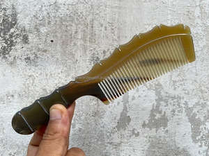 Peine de cuerno de búfalo natural, estilo decorativo tallado a mano, peine antiestático suave para el cabello para el cuidado diario del cabello de FWE - Product Image 5