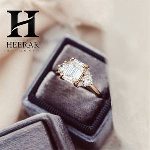 Bague de fiançailles classique en or jaune 14 carats avec diamant de laboratoire taille émeraude, bague trois pierres avec accents latéraux ronds - Product Image 3