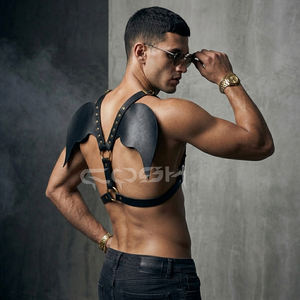 Harnais d'épaule en cuir noir sur mesure avec clous dorés et sangle de poitrine en cuir pour festivals et raves - Product Image 5