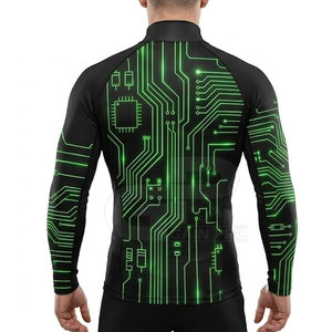 Camiseta de compresión de fútbol de calidad profesional que combina tela transpirable y ajuste elástico para actividades deportivas y de entrenamiento. - Product Image 5