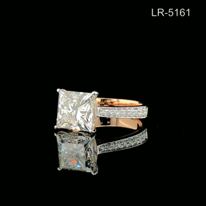 แหวนหมั้นเพชรทรงปรินเซสคัท ทองคำขาว 14K สำหรับผู้หญิง รับรองโดย IGI สไตล์คลาสสิก ประดับเพชรด้านข้าง - Product Image 4