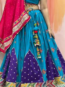 Conjunto de Chaniya Choli de seda de Bombay premium con espejo y lentejuelas, y dupatta de seda rusa bordada para mujer - Product Image 4