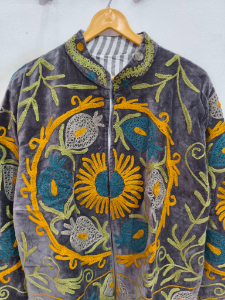 Chaqueta corta informal de terciopelo bordado Suzani para mujer, transpirable, artesanal, de algodón, con un diseño elegante. - Product Image 1
