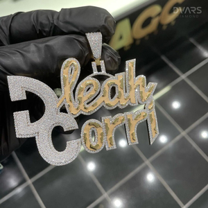 จี้เพชรโมอิสซาไนต์แบบกำหนดเอง ตัวอักษรชื่อ ประดับเพชรหรูหรา สไตล์ฮิปฮอป รับรองคุณภาพ เงินแท้ 925 สองสี - Product Image 2