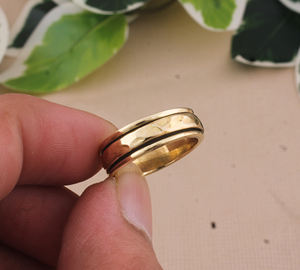 Anillo de banda de eternidad minimalista hecho a mano con engaste de bisel chapado en oro de plata de ley 925 para mujer, ideal para fiestas, venta al por mayor. - Product Image 4