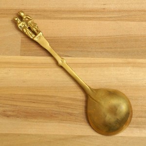 Cuillère à dîner en laiton doré, faite à la main, avec un design embossé et artistique, pour la maison et l'hôtellerie, par Universal Overseas. - Product Image 6