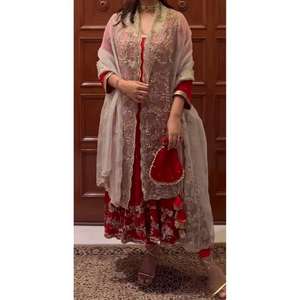 Nueva Colección de Diseños de Vestidos de Fiesta Versátiles con Estilo Étnico Fusionado, Listos para Usar, Conjunto de Lehenga y Saree - Product Image 1