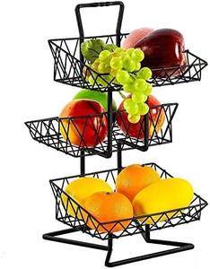 Trois niveaux optimisent le rangement tout en minimisant le désordre. Le panier en métal transforme les produits du quotidien en une présentation élégante. - Product Image 1