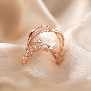 Bague Chevron en Or 10K avec Diamant de Laboratoire en Forme de Poire |   Groupe Wishbone |   Bague de fiançailles empilable incurvée |   Bijoux fins de clarté VVS-VS - Product Image 5