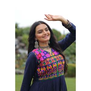 Robe de soirée Navratri Kutchi Gamthi avec travail de miroirs et dentelle Gota - Robe de soirée en satin de soie - Product Image 3