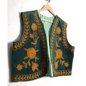 Chaleco Suzani Floral de Terciopelo Hecho a Mano para Mujer, Chaleco Bordado Estilo Boho, Ropa de Diseñador Vintage - Product Image 4