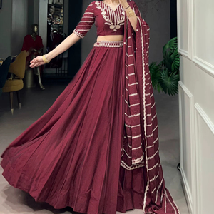 งานปักดิ้นเลื่อมแบบรังโกลี ชุดเลเฮนกาโชลี - Product Image 1