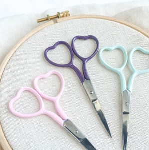 Ciseaux de broderie professionnels en acier inoxydable à poignée thermolaquée multicolore, lame à pointe arrondie pour cheveux, pour droitiers - Product Image 1