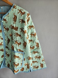 Chaqueta Acolchada de Algodón para Mujer con Estampado de Tigre, Cuello en V, Manga Larga, Estilo Casual, Ribete Azul a Rayas, Bolsillos con Parches, para Todas las Temporadas - Product Image 3