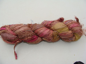 Fil de soie de sari recyclé durable, filé à la main, multicolore, fibre écologique pour le tricot, le crochet et les travaux d'artisanat, 100g - Product Image 4