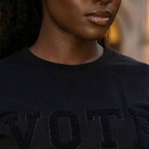 T-shirt graphique personnalisé pour femme VOTE, manches courtes, col rond, coupe décontractée unisexe, haut imprimé pour la sensibilisation électorale, mode quotidienne - Product Image 2