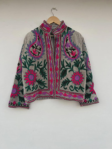 Chaqueta Corta de Invierno de Terciopelo Suave Suzani, Chaqueta Hecha a Mano, Chaqueta Bordada, Abrigo de Terciopelo, Abrigo Suzani - Product Image 3