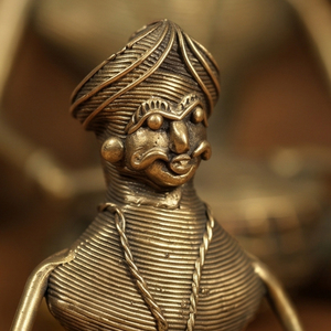 Figurine artisanale en laiton Dhokra représentant un musicien tribal, sculpture métallique indienne, art populaire traditionnel, décoration d'intérieur - Product Image 6