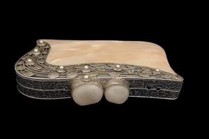 Pochette de soirée de luxe en nacre avec motif feuille métallique argentée et accents de perles - Product Image 5