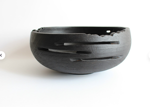 Moderna Bandeja de Entrada Minimalista de Madera Negra Quemada con Detalle Tallado a Mano y Ranuras, Adorno de Mesa de Lujo Resistente al Calor - Product Image 2