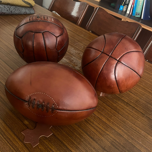 ลูกบอลหนังเคลือบสีพาติน่าโบราณ ศตวรรษที่ 1900 - ขัดเคลือบด้วยแว็กซ์ - ขนาด 5 ลูก - ลูกรักบี้ ลูกฟุตบอล ลูกบาสเกตบอล - Product Image 1