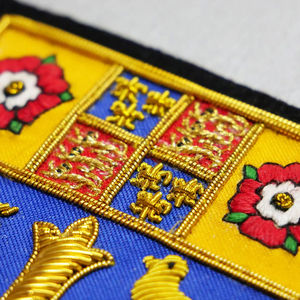 Badges à épingle de sûreté personnalisés avec logo, nouveaux, de haute qualité, faits à la main, brodés au fil de filigrane, pour clubs de mode, à faible coût, service OEM - Product Image 4