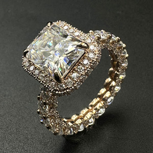 Anillo de Eternidad de Oro Rosa de 14K con Diamantes Cultivados en Laboratorio Certificados por IGI, Corte Brillante, con Moissanita Lateral, Marca RB Gems - Product Image 3