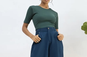 T-shirt femme en tissu premium, manches courtes, coupe slim, crop top pour adolescentes et femmes, haute qualité, basique mais au look élégant. - Product Image 5