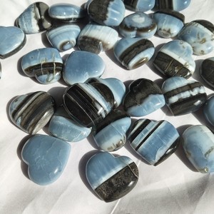Opale bleue naturelle Owyhee de Cambay Art, petite sculpture en forme de cœur, pierre précieuse polie en gros pour la guérison, la décoration et les cadeaux – Excellente qualité - Product Image 5