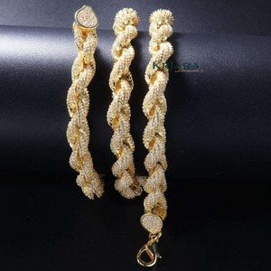 Collier chaîne cubaine plaqué or de qualité supérieure, bijoux de créateur tendance pour hommes et femmes, idéal pour le hip-hop, les mariages et le quotidien, en vente - Product Image 4