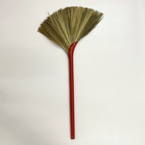 Escoba de hierba natural con mango de plástico |   Cepillo de barrido con cerdas suaves y flexible |   Escoba Ligera y Ecológica para Interiores/Exteriores - Product Image 1