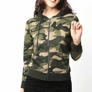 Ensemble de survêtement camouflage TOPSHOW Streetwear pour femme avec broderie personnalisée, sweat à capuche zippé et pantalon de survêtement - Product Image 1