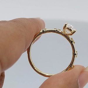 Bague de fiançailles de luxe en or 18 carats avec halo de diamants de laboratoire et perle d'eau douce taille ovale sertie à griffes, design classique pour femme - Product Image 3