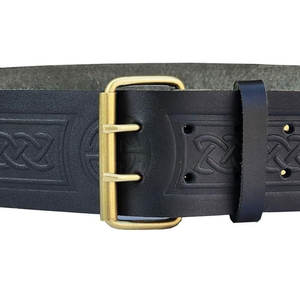 Traje Tradicional de las Tierras Altas, Diseño de Cinturón Negro con Espiral Celta, Cinturón de Cuero Repujado con Hebilla de Latón, Accesorio Escocés - Product Image 3
