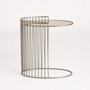 Mesa Auxiliar Redonda Minimalista de Metal con Superficie Lisa y Construcción Duradera para un Estilo Moderno en el Dormitorio - Product Image 2