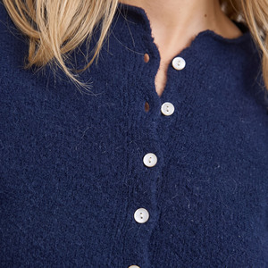 Cardigan court en maille bleu marine boutonné pour femme, à manches longues, pull décontracté d'hiver, couleur unie, anti-boulochage - Product Image 4